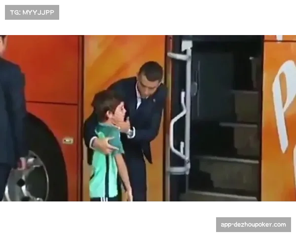 场边花絮：小球迷冲入场内与偶像萨卡击掌后被安全带离